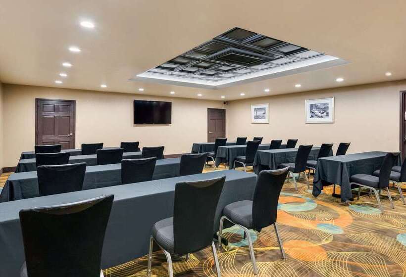 فندق Clarion Inn & Suites Russellville I40