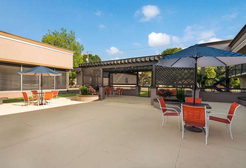 فندق Clarion Inn & Suites Russellville I40