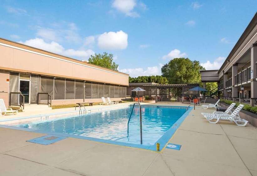 فندق Clarion Inn & Suites Russellville I40