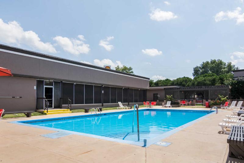 فندق Clarion Inn & Suites Russellville I40