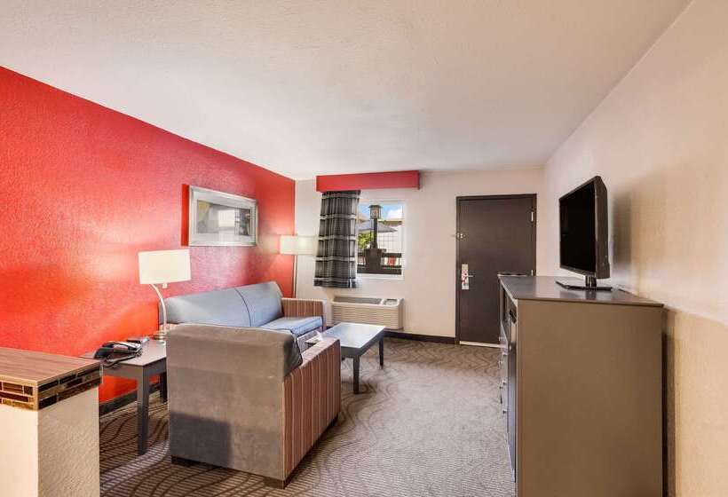 فندق Clarion Inn & Suites Russellville I40