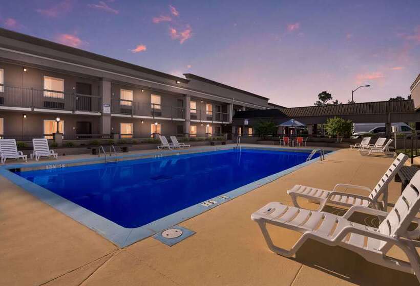 فندق Clarion Inn & Suites Russellville I40