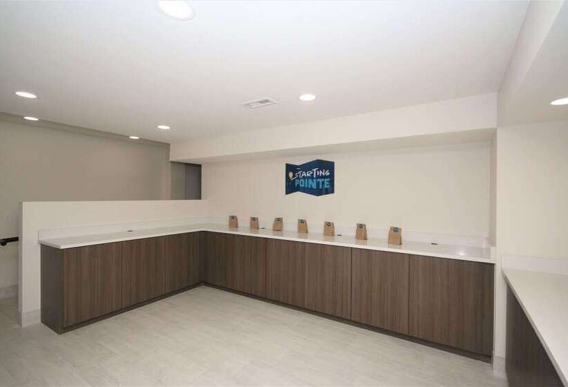 ホテル Clarion Pointe Statesville