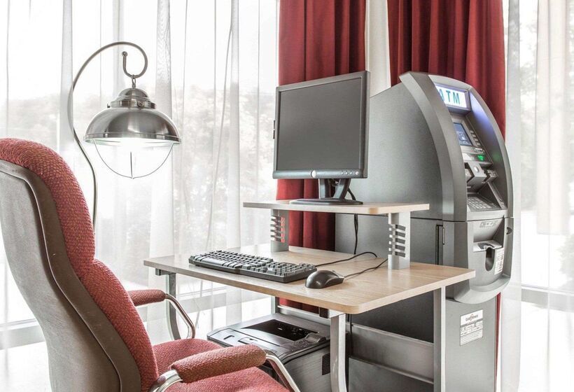 ホテル Clarion Pointe Statesville