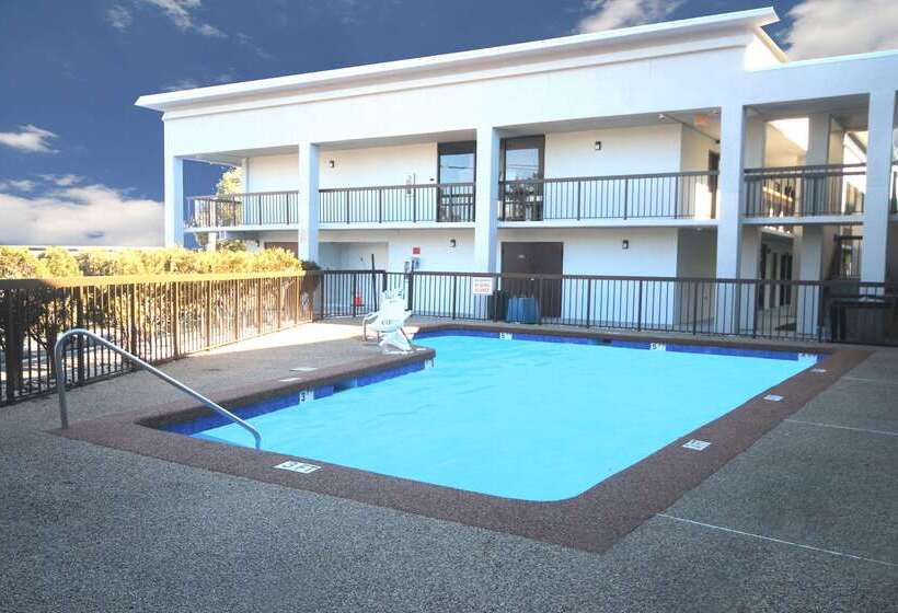 ホテル Clarion Pointe Statesville