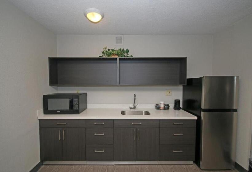 ホテル Clarion Pointe Statesville