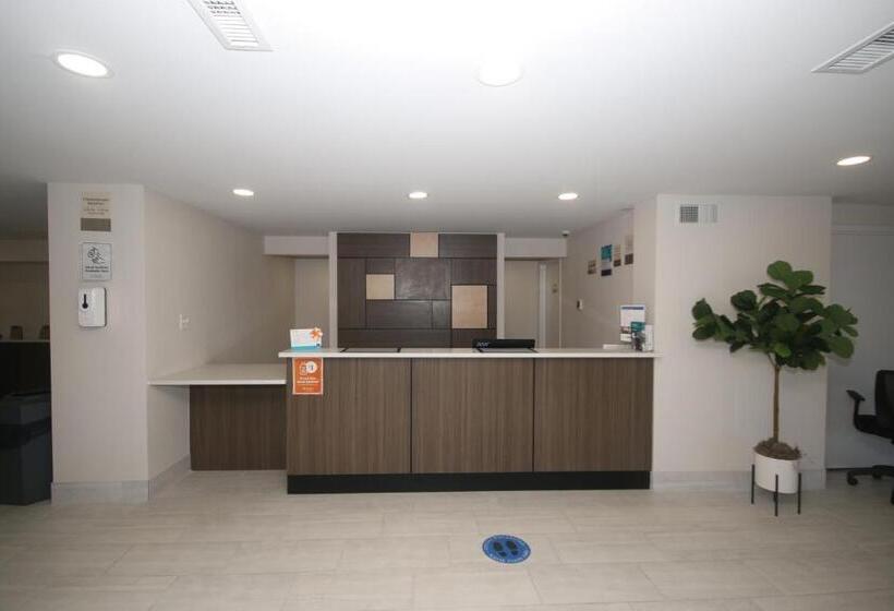 ホテル Clarion Pointe Statesville