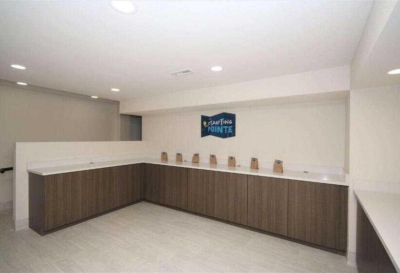 ホテル Clarion Pointe Statesville