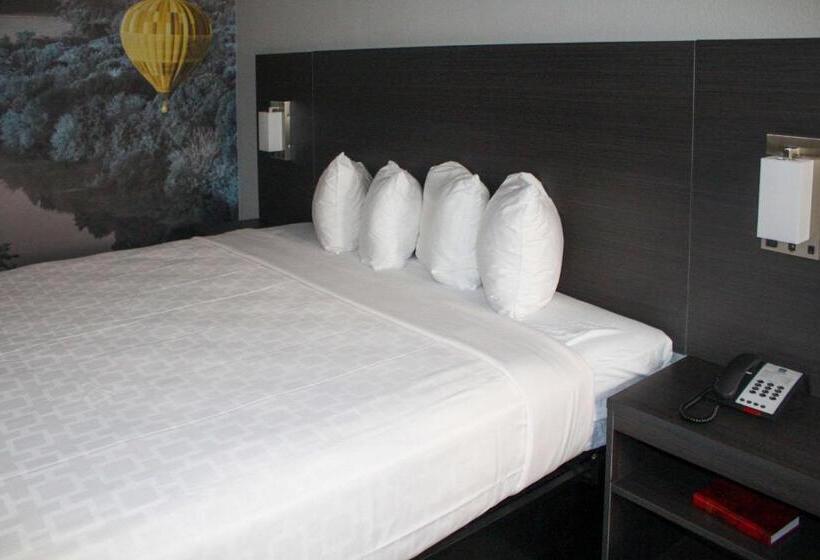 ホテル Clarion Pointe Statesville