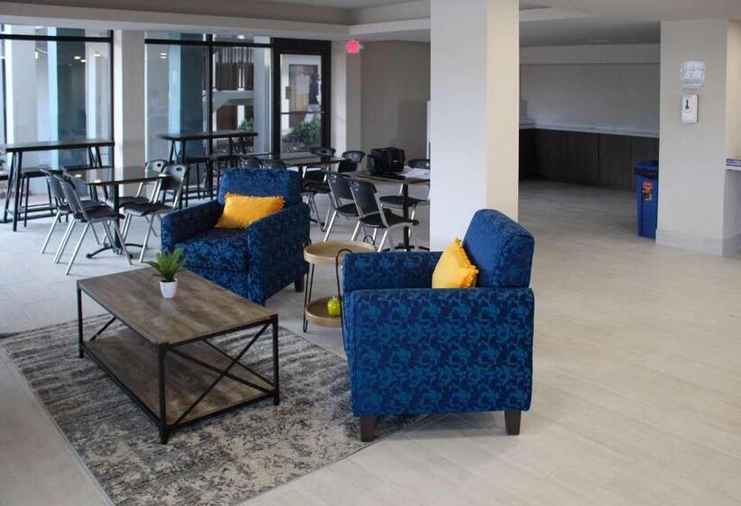 ホテル Clarion Pointe Statesville