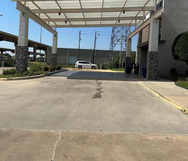 Отель Comfort Inn Dallas North Love Field Airport