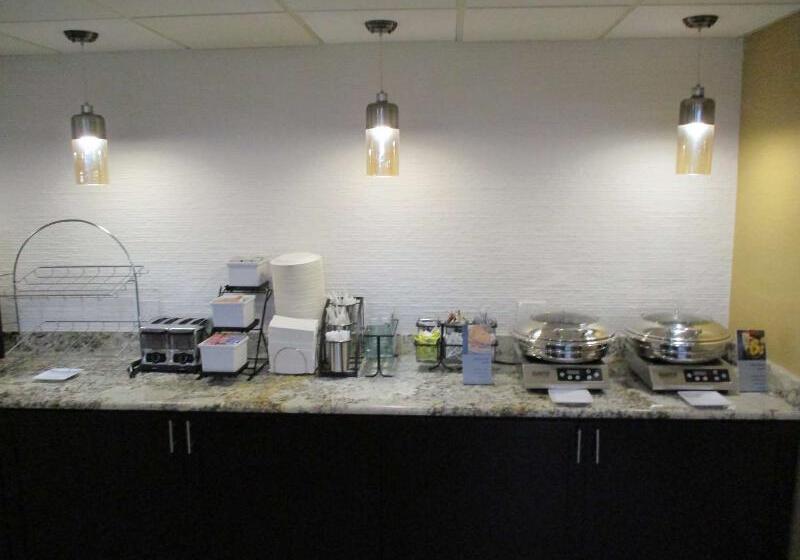 Отель Comfort Inn Dallas North Love Field Airport