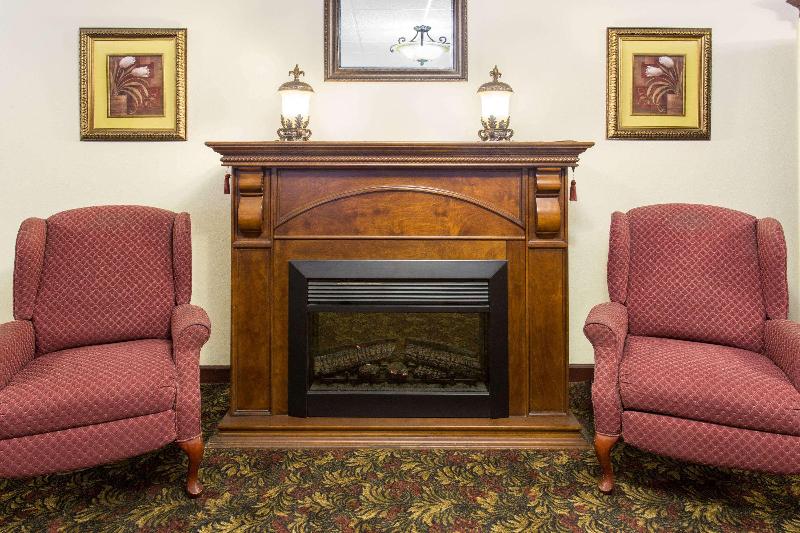 בית מלון כפרי Days Inn By Wyndham Dubuque