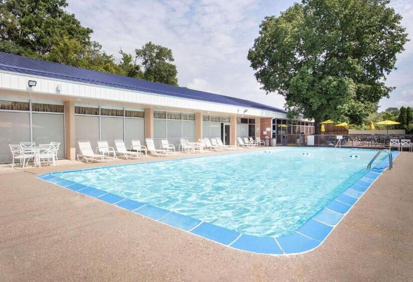 בית מלון כפרי Days Inn By Wyndham Dubuque