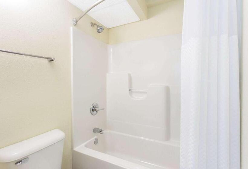 בית מלון כפרי Days Inn By Wyndham Dubuque