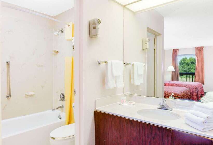 هتل Days Inn By Wyndham Greenville Ms