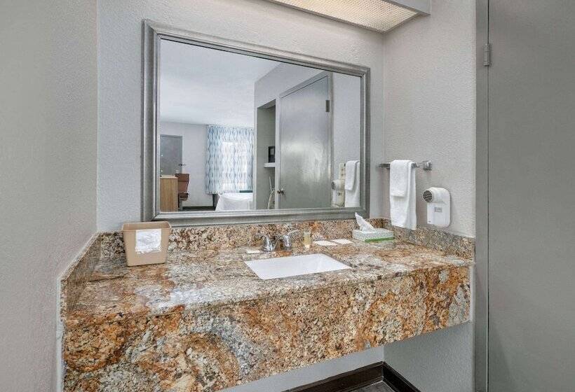 هتل Days Inn By Wyndham Greenville Ms