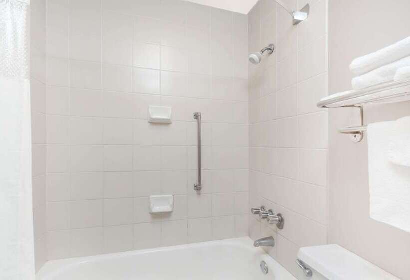 בית מלון כפרי Days Inn By Wyndham Seguin Tx