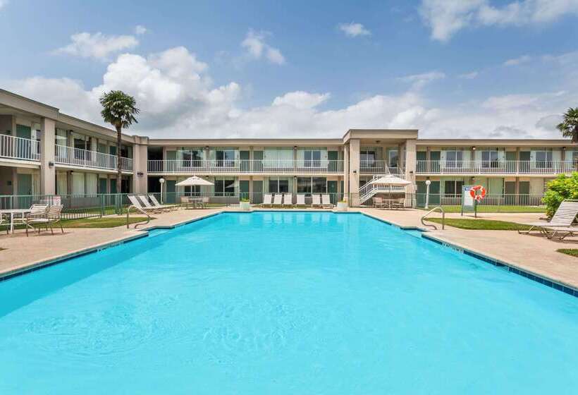 בית מלון כפרי Days Inn By Wyndham Seguin Tx