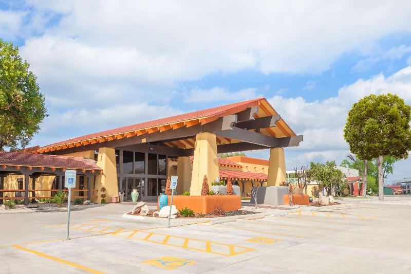 בית מלון כפרי Days Inn By Wyndham Uvalde