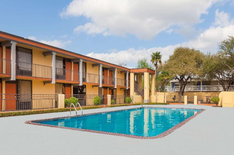 בית מלון כפרי Days Inn By Wyndham Uvalde