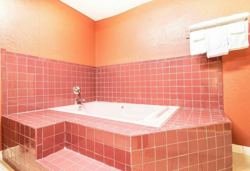 Отель Days Inn By Wyndham Opelika