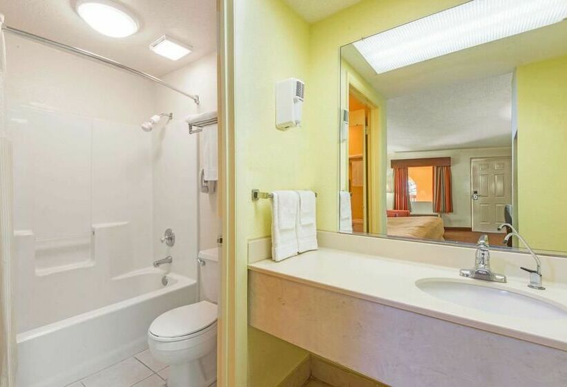 Отель Days Inn By Wyndham Opelika