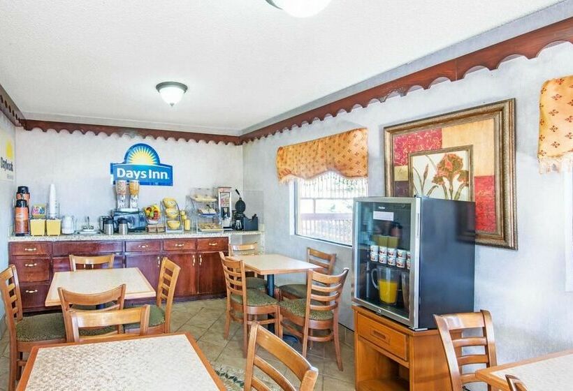 בית מלון כפרי Days Inn By Wyndham Opelika