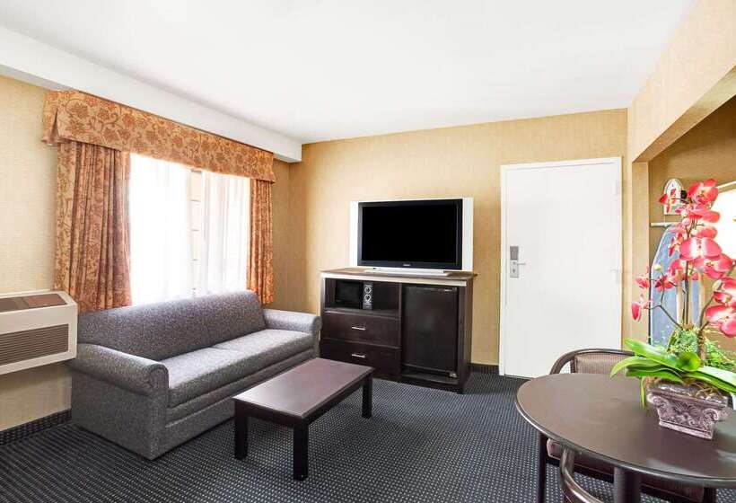 호텔 Days Inn & Suites By Wyndham Artesia