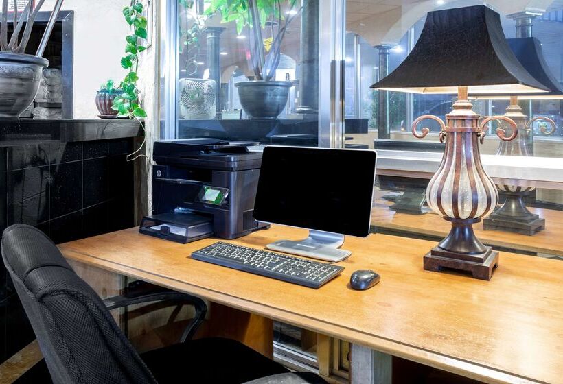 فندق Days Inn & Suites By Wyndham Clovis