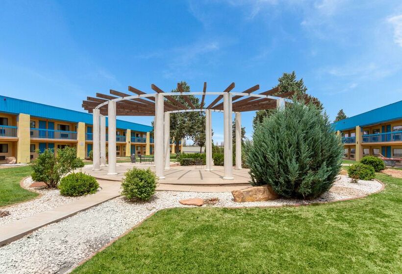 هتل Days Inn & Suites By Wyndham Clovis