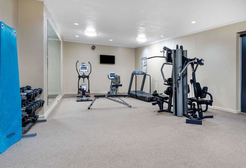 هتل Days Inn & Suites By Wyndham Clovis