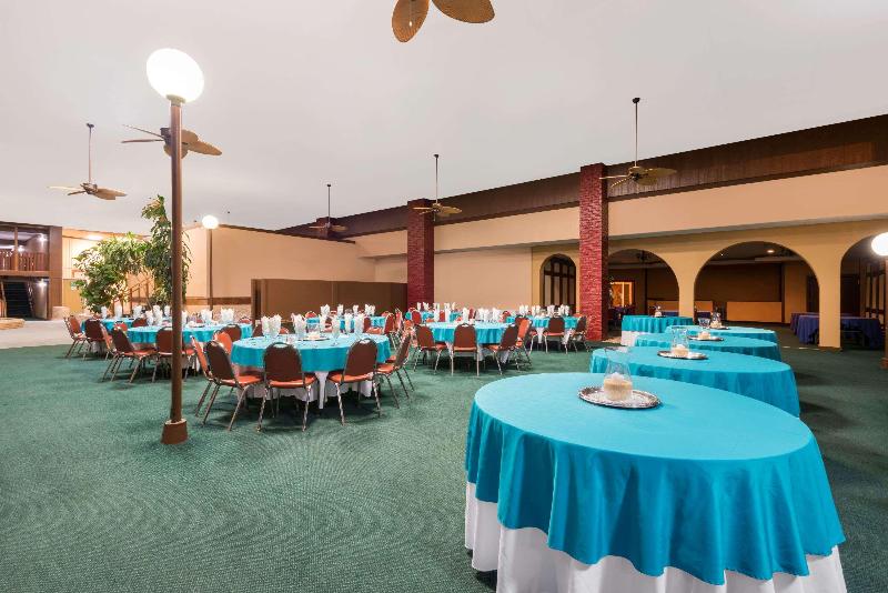 هتل Days Inn & Suites By Wyndham Clovis