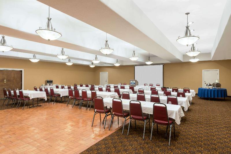 هتل Days Inn & Suites By Wyndham Clovis
