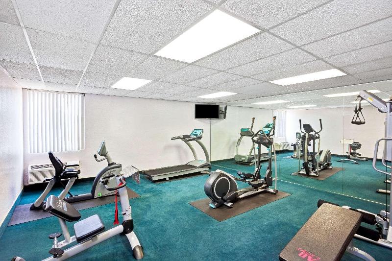 בית מלון כפרי Days Inn & Suites By Wyndham Fullerton
