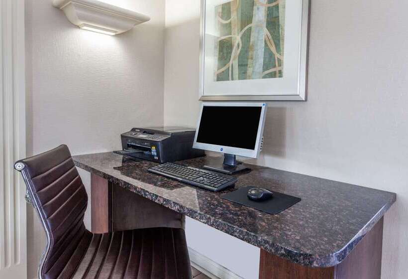 호텔 Days Inn & Suites By Wyndham Roseville/detroit Area