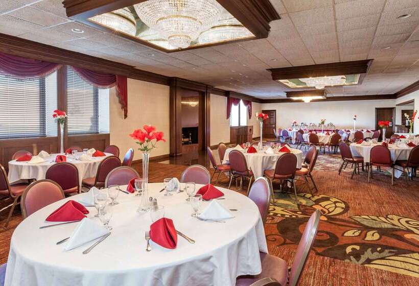 בית מלון כפרי Days Inn & Suites By Wyndham Roseville/detroit Area