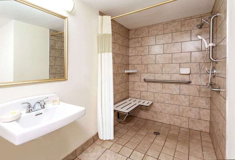 호텔 Days Inn & Suites By Wyndham Roseville/detroit Area