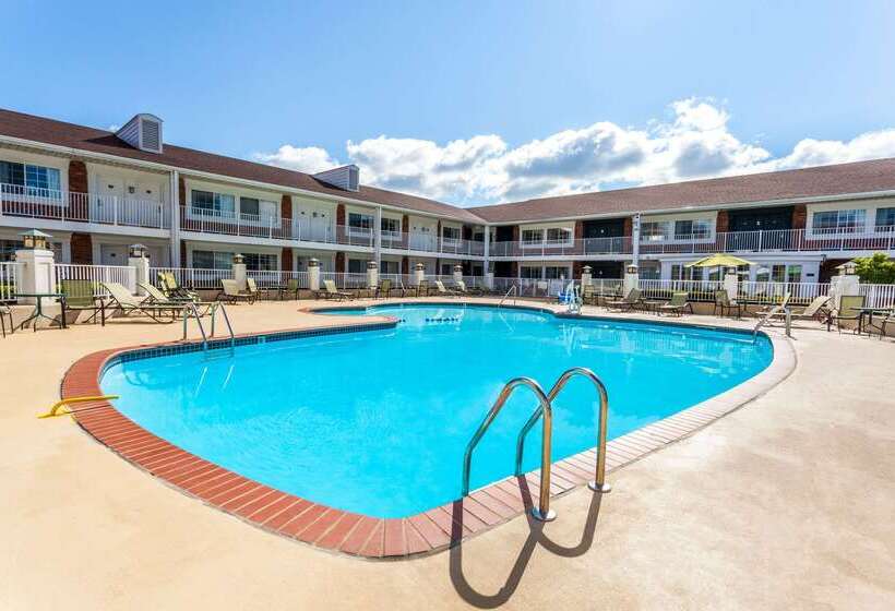 בית מלון כפרי Days Inn & Suites By Wyndham Roseville/detroit Area