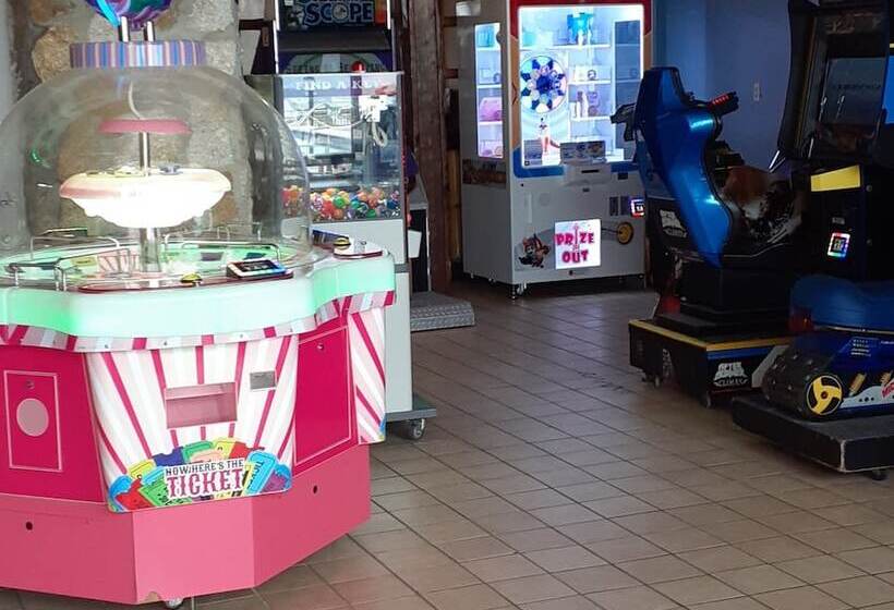 בית מלון כפרי Daytona Beach Hawaiian Inn