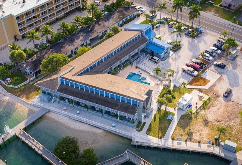 فندق Dockside Inn & Resort