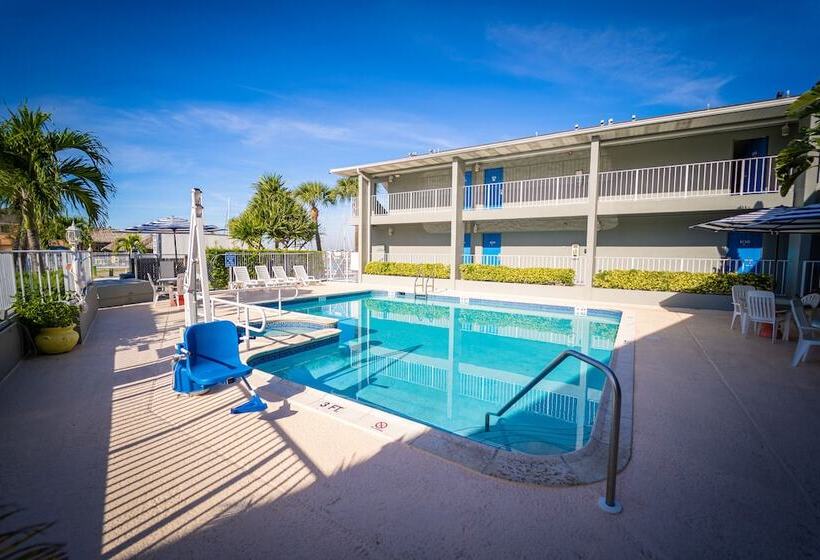 فندق Dockside Inn & Resort