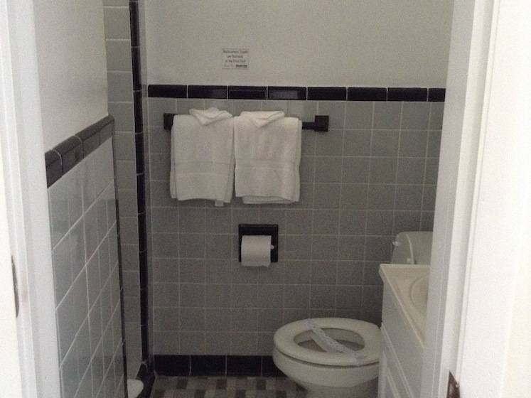 فندق Dockside Inn & Resort