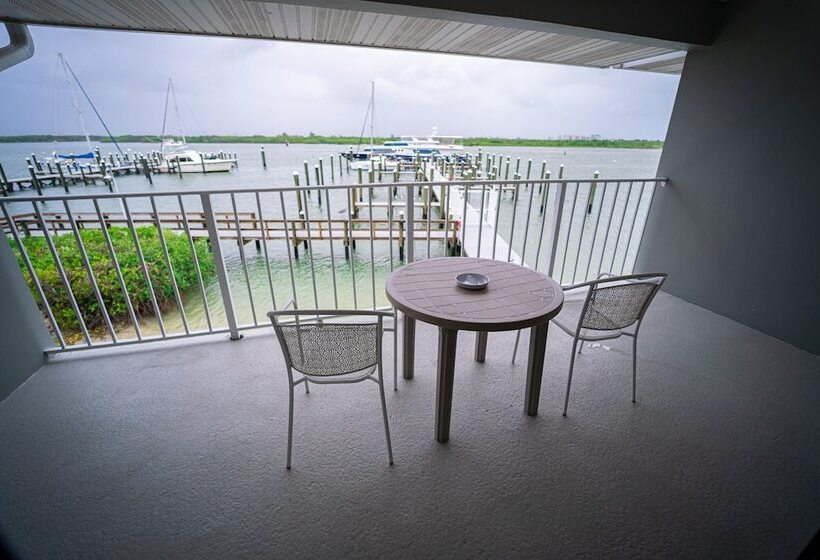 فندق Dockside Inn & Resort