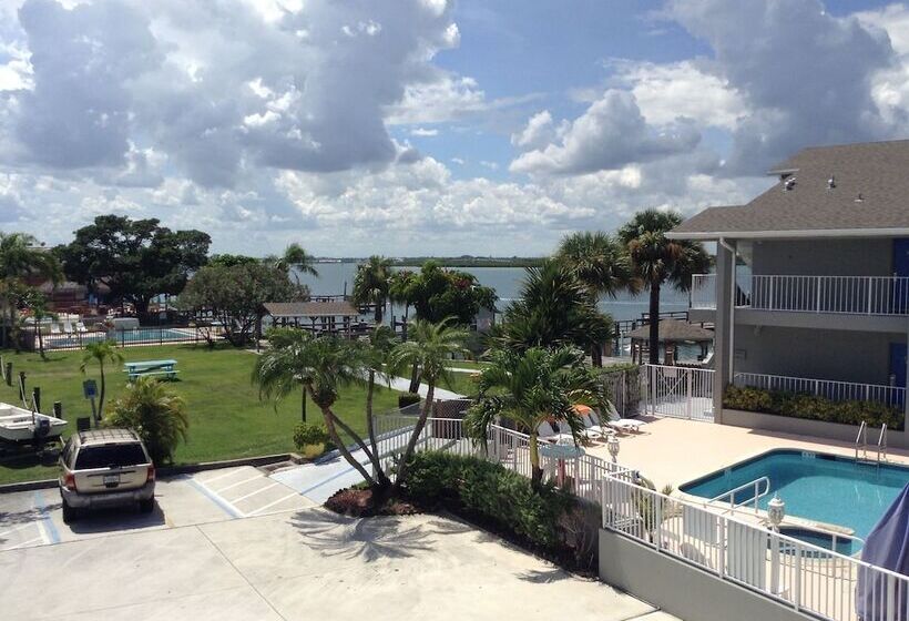 فندق Dockside Inn & Resort