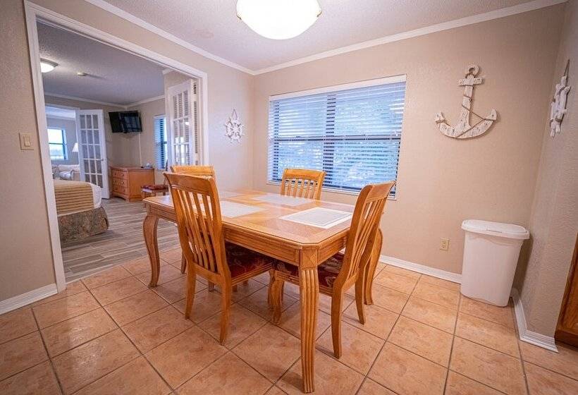 فندق Dockside Inn & Resort