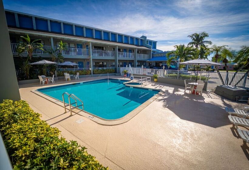 فندق Dockside Inn & Resort