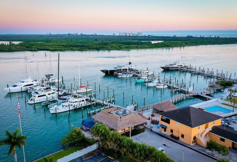 فندق Dockside Inn & Resort