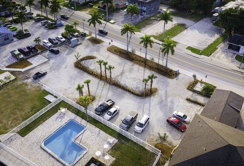 فندق Dockside Inn & Resort