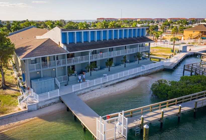فندق Dockside Inn & Resort